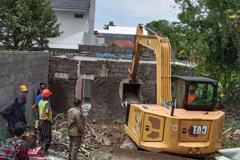 alat-berat-bongkar-bangunan-liar-di-lahan-pemkab-badung-bali-ini-yang-terjadi