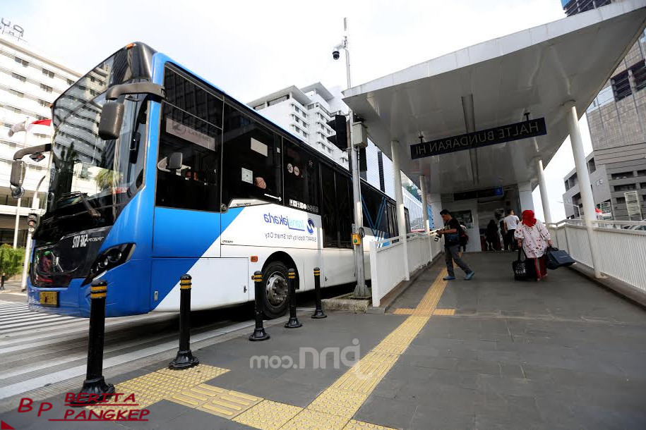 asyik-seluruh-perempuan-gratis-naik-transjakarta-mrt-pada-hari-kartini