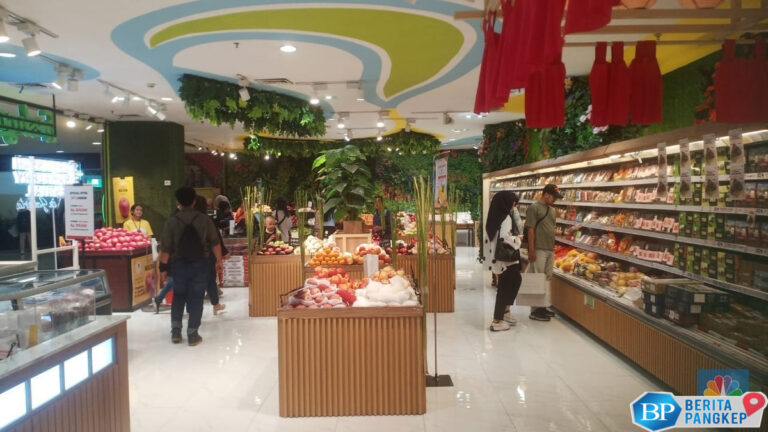 belanja-hemat-pengunjung-serbustrawberry-korea-di-transmart