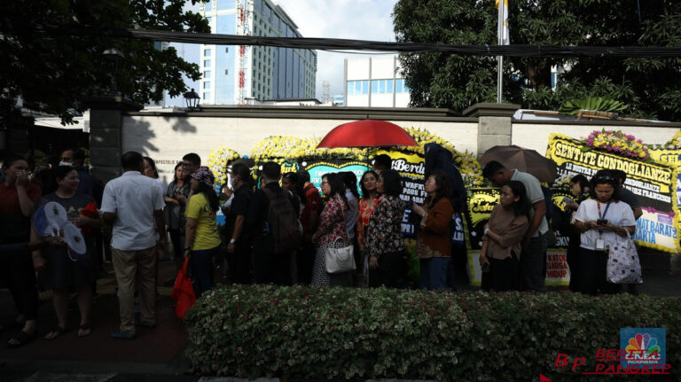 doakan-paus-fransiskus-warga-masih-padati-kedubes-vatikan