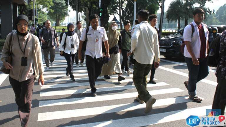 hari-pertama-asn-jakarta-wajib-berangkat-kerja-naik-transportasi-umum