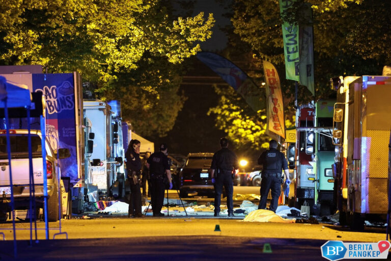 mobil-ugal-tabrak-brutal-kerumunan-orang-di-festival-dini-hari-tadi