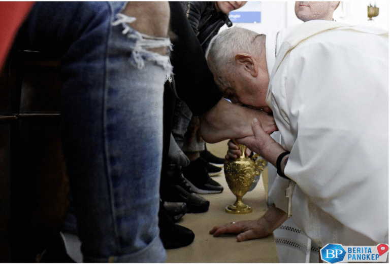 momen-sejarah-paus-fransiskus-pernah-basuh-kaki-12-napi-perempuan