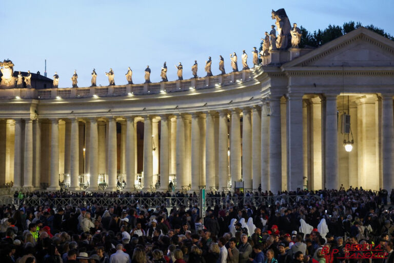 penampakan-lautan-manusia-penuhi-basilika-santo-petrus-di-vatikan