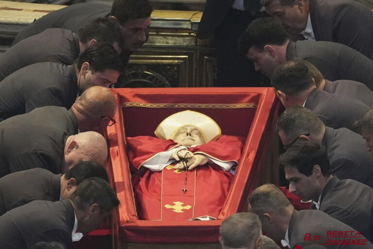 potret-jenazah-paus-fransiskus-disemayamkan-di-basilika-santo-petrus-1