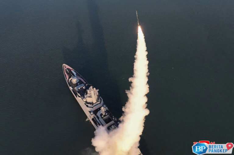 potret-kim-jong-un-uji-coba-senjata-kapal-perang-terbaru-as-minder