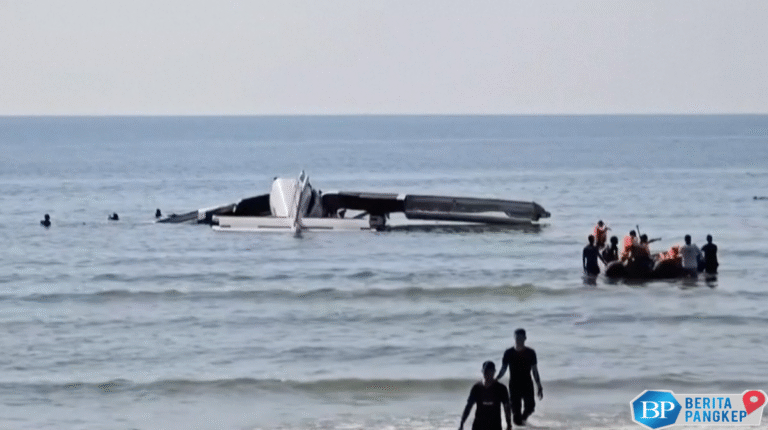 potret-pesawat-terjun-payung-jatuh-di-laut-6-polisi-tewas
