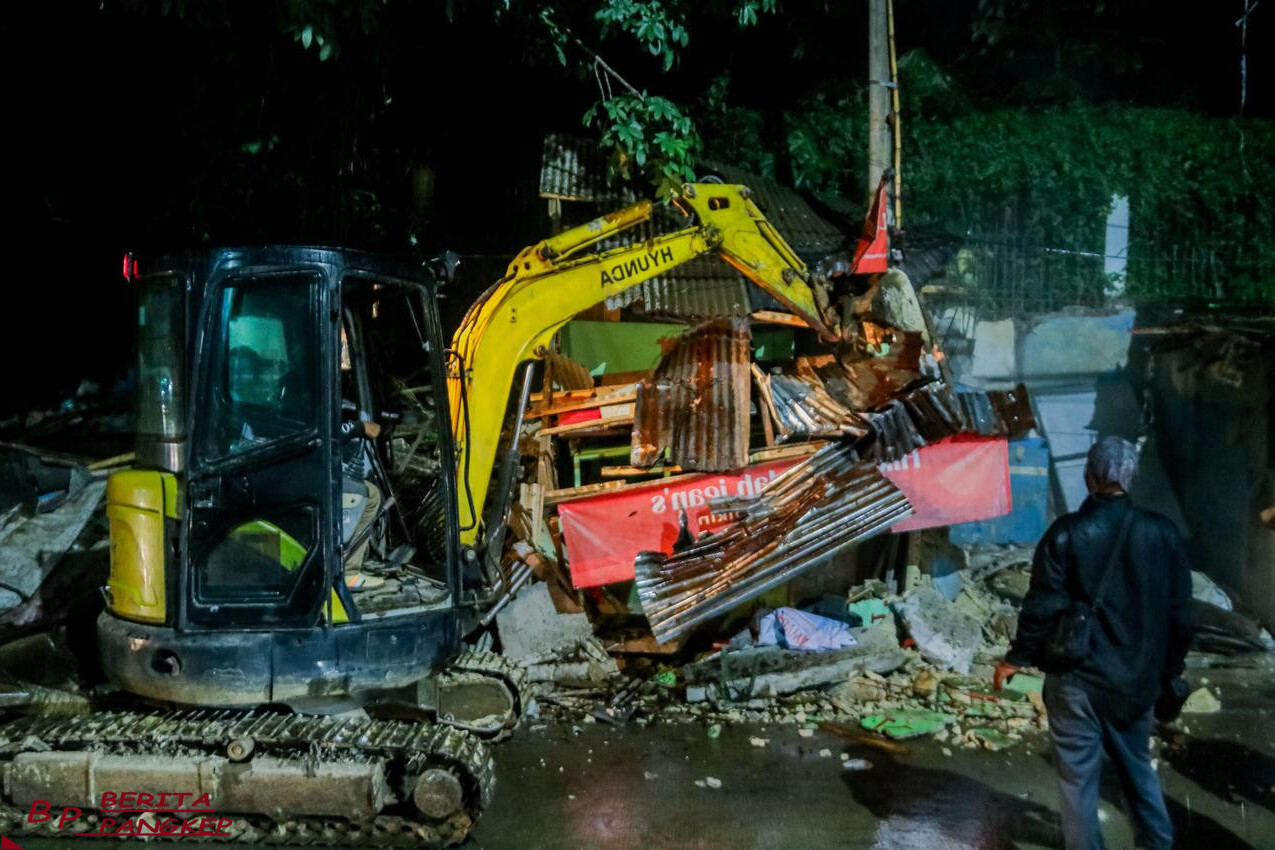 ratusan-petugas-gabungan-turun-tangan-tertibkan-puluhan-bangunan-liar-penyebab-banjir-bekasi