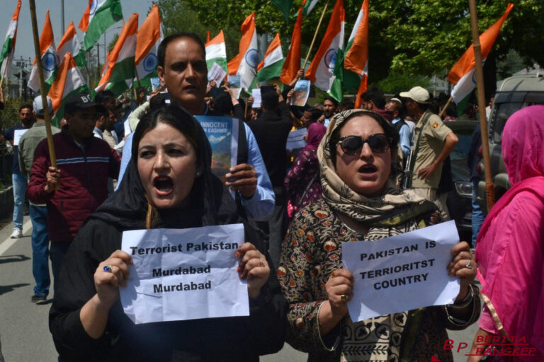 ratusan-warga-gelar-aksi-doa-dan-demo-kasus-penembakan-massal-di-india