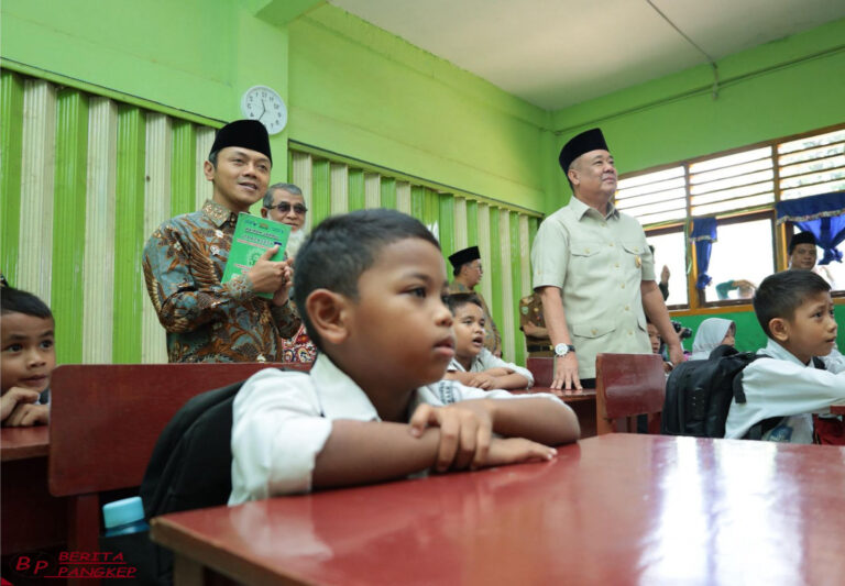 wagub-cik-ujang-dampingi-wamen-dikdasmen-kunjungi-sd-muhammadiyah-4-palembang