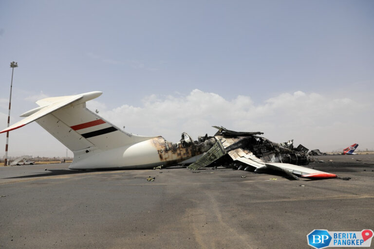 bandara-negara-arab-hancur-dibombardir-israel-pesawat-terbelah-dua
