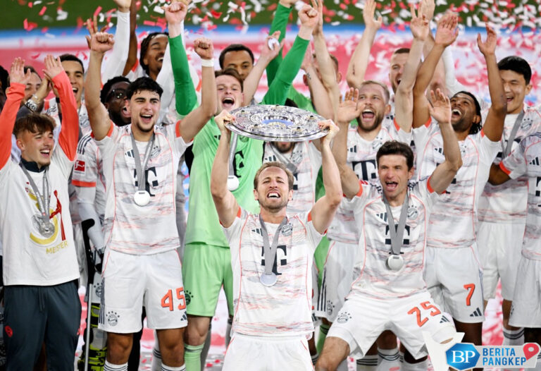 bayern-juara-momen-kane-angkat-trofi-pertama-sepanjang-karir