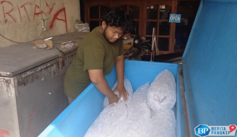 cuaca-bak-neraka-bocor-bule-di-jakarta-ramai-ramai-datangi-penjual-es