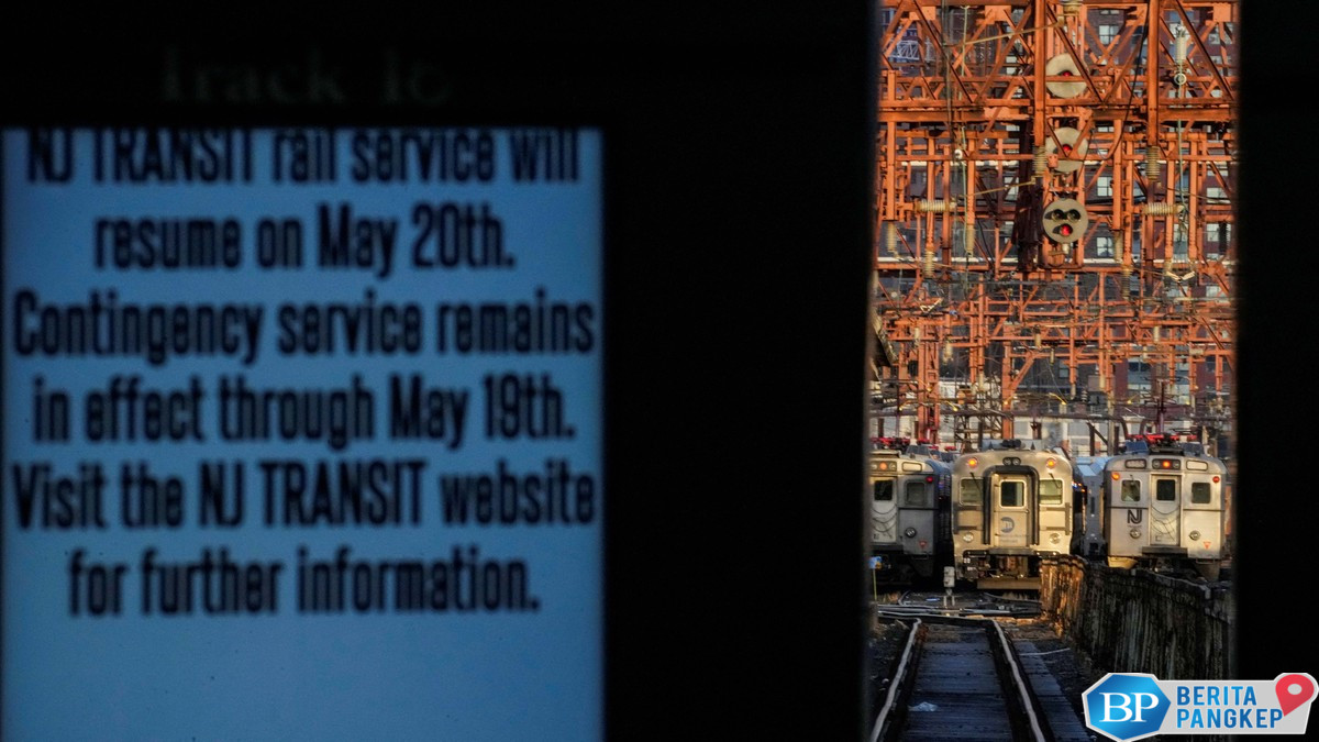 dihantam-mogok-kerja-massal-layanan-kereta-di-sini-lumpuh-total