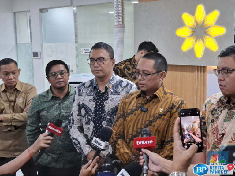 hasan-nasbi-hadir-di-sidang-kabinet-paripurna-prabowo-singgung-ini