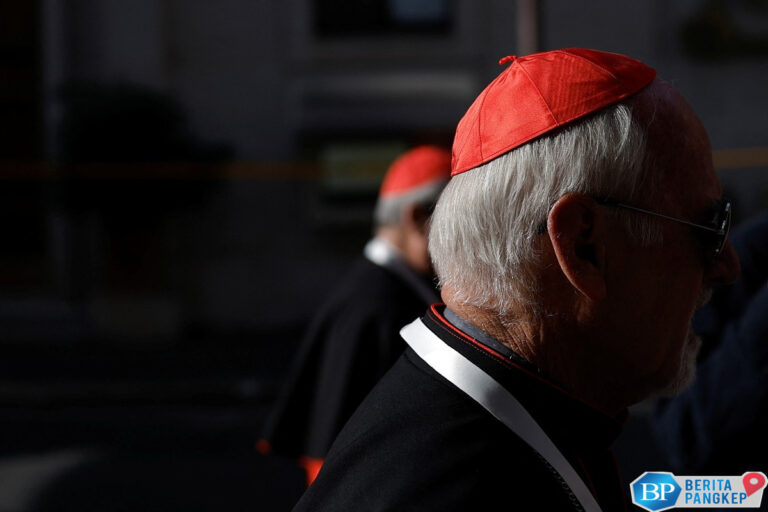 jelang-konklaf-pemilihan-paus-cerobong-asap-dipasang-di-kapel-sistina