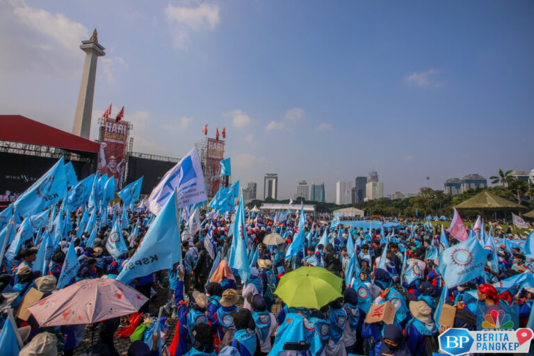 menyemut-penampakan-buruh-mulai-padati-monas-untuk-peringati-may-day