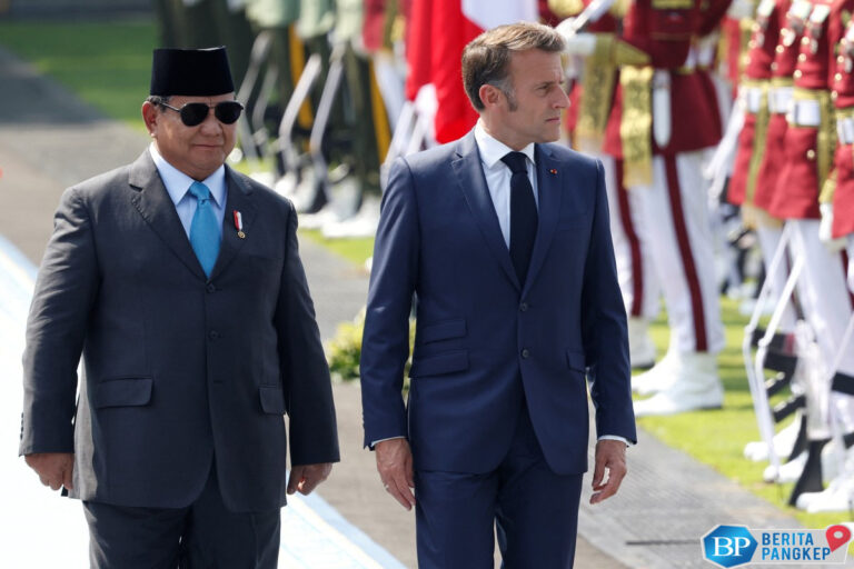 momen-prabowo-dan-macron-bertemu-4-mata-di-istana-merdeka