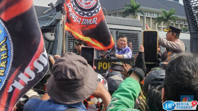 muncul-2-menit-di-demo-ojol-pejabat-kemenhub-mundur-tanpa-kata