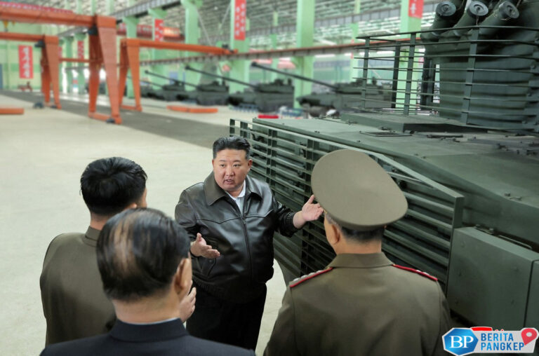 ngeri-kim-jong-un-pamer-korut-punya-tank-raksasa-bersenjata-rudal