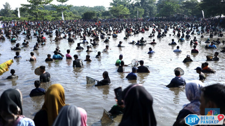 ngubek-empang-potret-tradisi-budaya-betawi-depok-menangkap-ikan