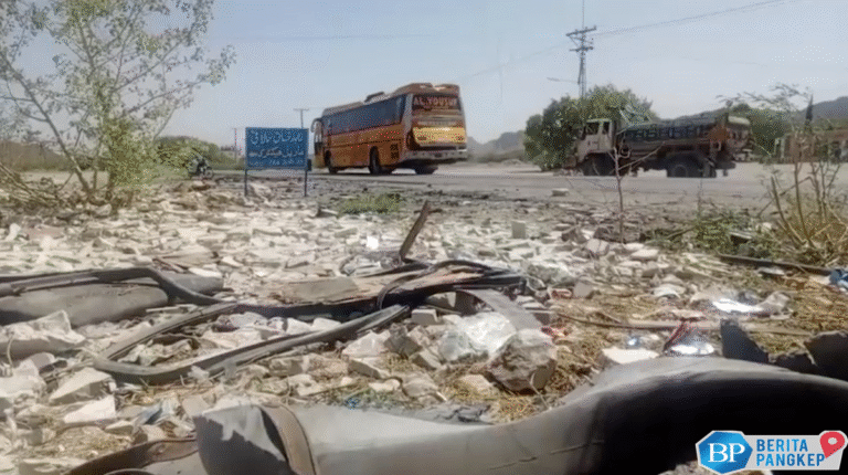 penampakan-sisa-bom-bunuh-diri-bus-sekolah-tewaskan-4-anak-di-pakistan