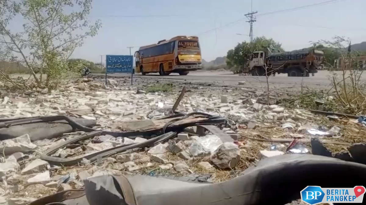penampakan-sisa-bom-bunuh-diri-bus-sekolah-tewaskan-4-anak-di-pakistan