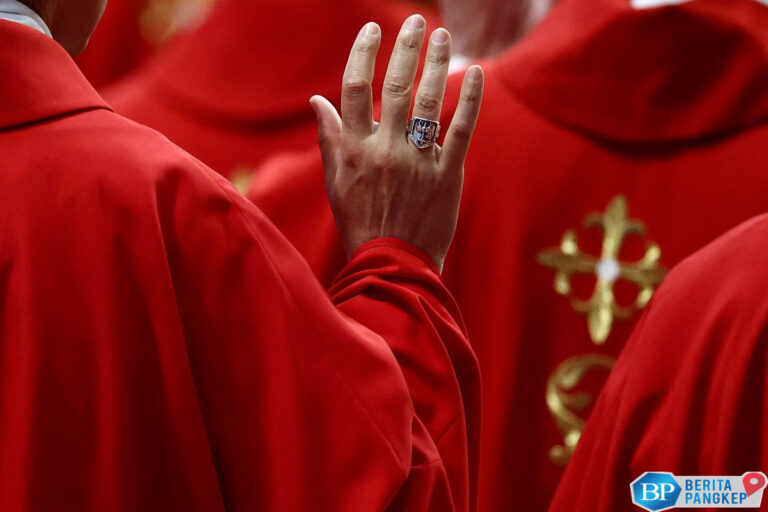 penuh-makna-ini-alasan-kardinal-memakai-jubah-merah-saat-konklaf