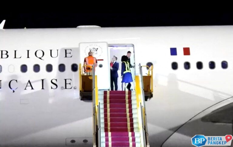 potret-mulut-presiden-prancis-macron-ditoyor-istri-bertengkar