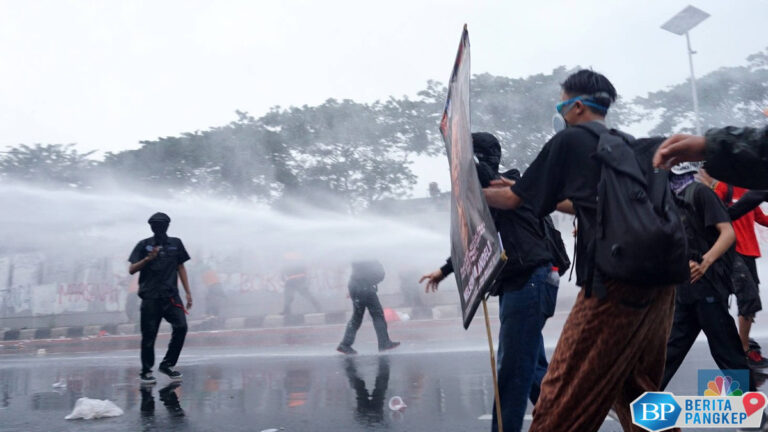 potret-polisi-pukul-mundur-aksi-may-day-di-dpr