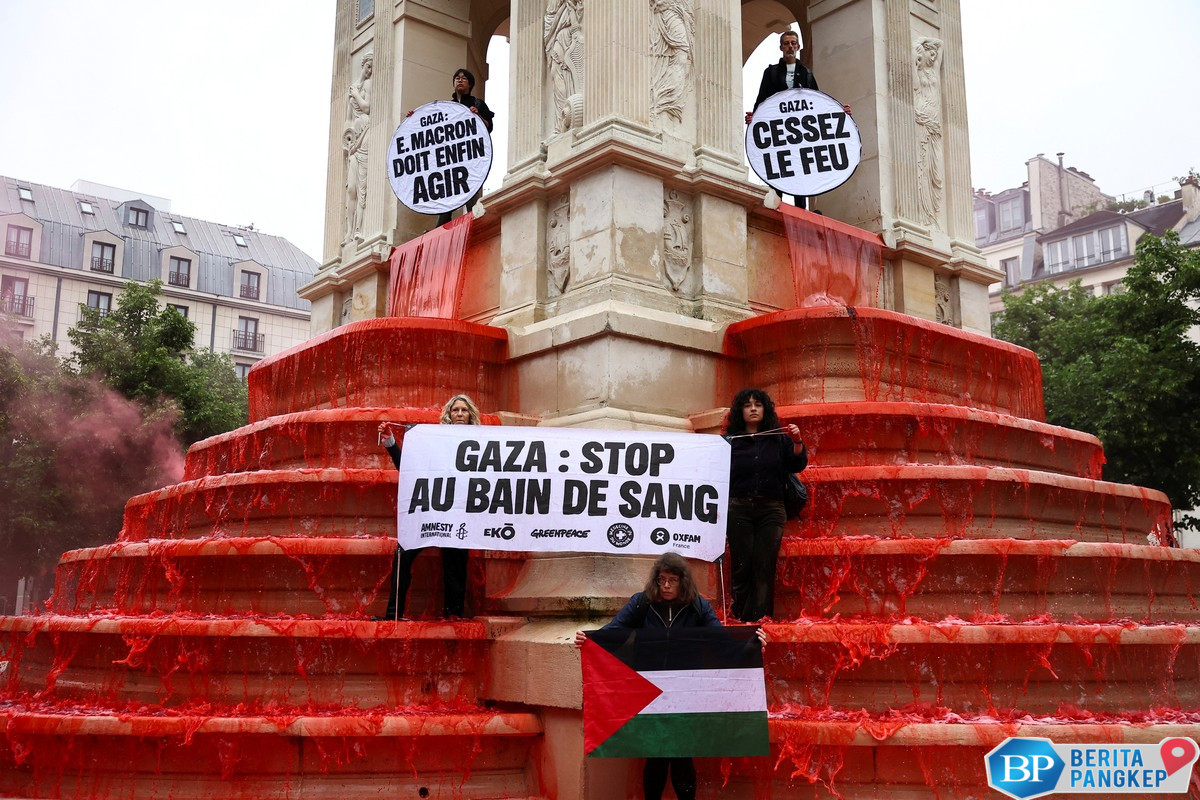 protes-makin-gila-potret-air-mancur-paris-jadi-laut-merah-darah