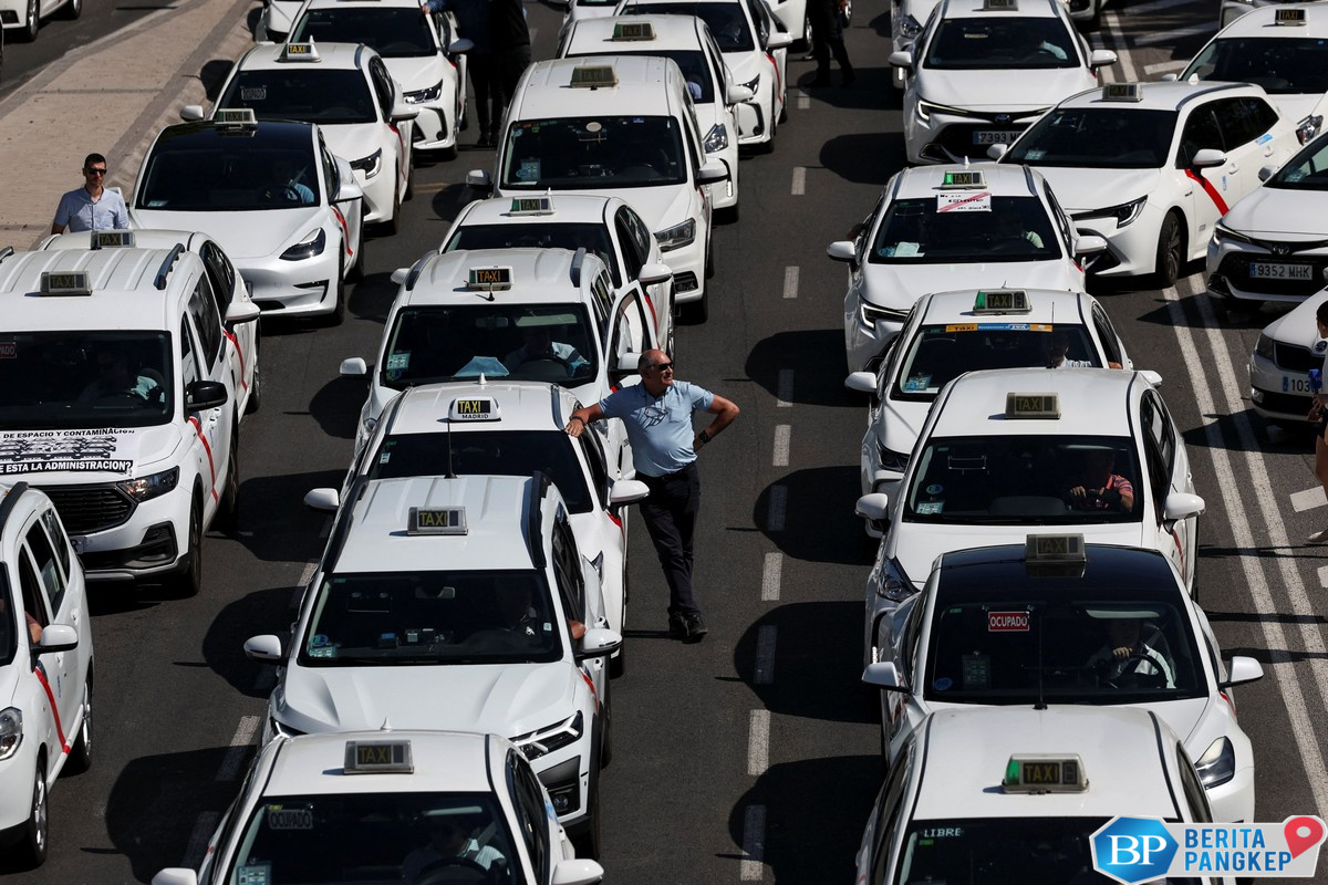 ratusan-taksi-konvensional-demo-dan-blokir-jalan-di-spanyol