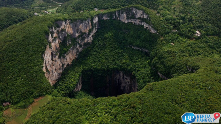 rumah-warga-ditelan-sinkhole-raksasa-ribuan-jadi-gelandangan