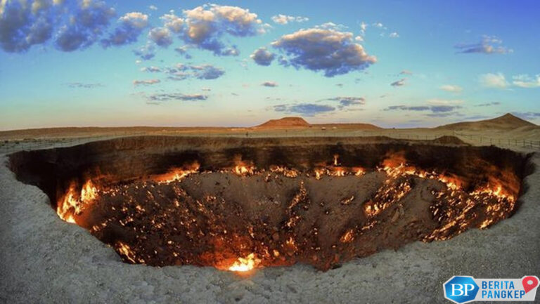 rumah-warga-ditelan-sinkhole-raksasa-ribuan-terancam-gelandangan