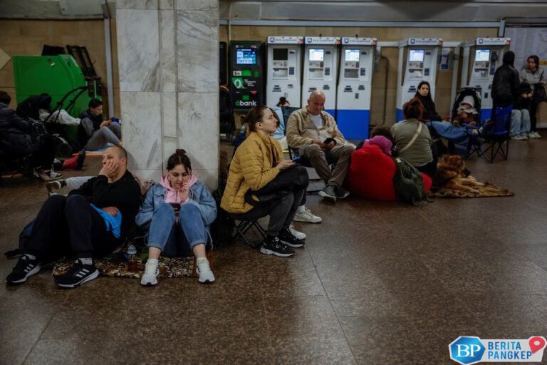 serangan-udara-rusia-menggila-warga-sembunyi-di-stasiun-bawah-tanah