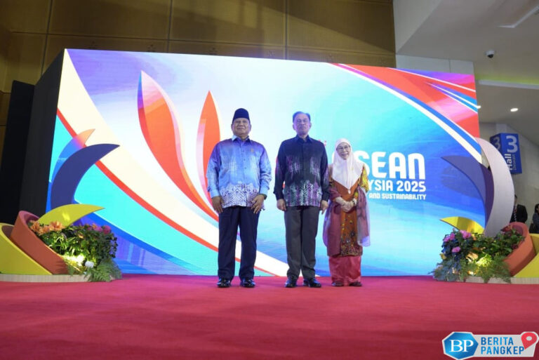 tampil-gagah-prabowo-pakai-batik-biru-khas-malaysia-di-ktt-asean