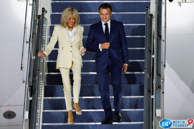 temui-prabowo-detik-detik-presiden-prancis-emmanuel-macron-tiba-di-ri