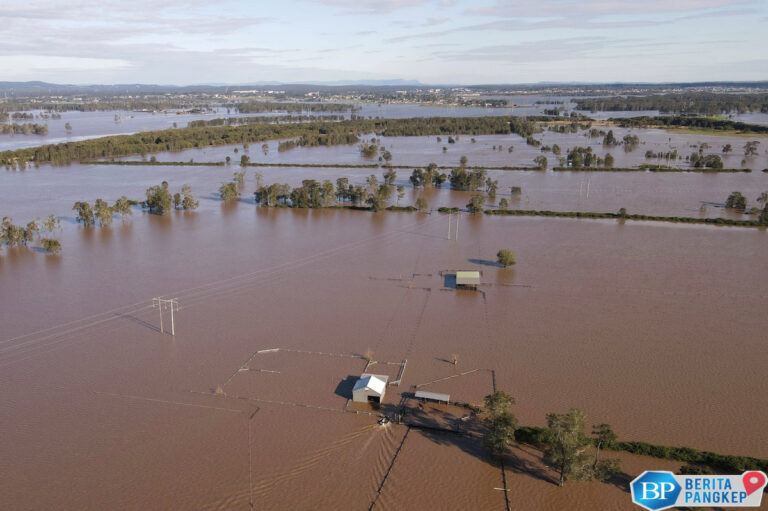 tetangga-ri-digulung-banjir-ini-wujud-daratan-berubah-jadi-laut