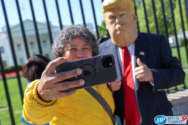 trump-murka-harga-iphone-terancam-naik-gila-gilaan