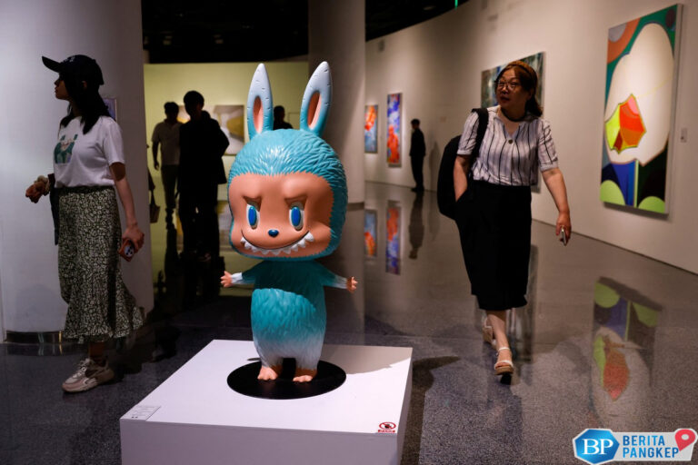 boneka-labubu-seukuran-manusia-terjual-rp24-m-di-china