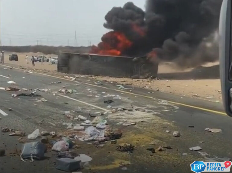 bus-pecah-ban-tabrak-mobil-hingga-terbalik-dan-terbakar-38-orang-tewas