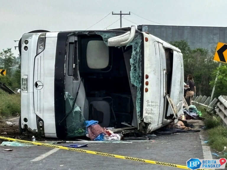 bus-terguling-di-jalan-raya-11-tewas-dan-17-terluka