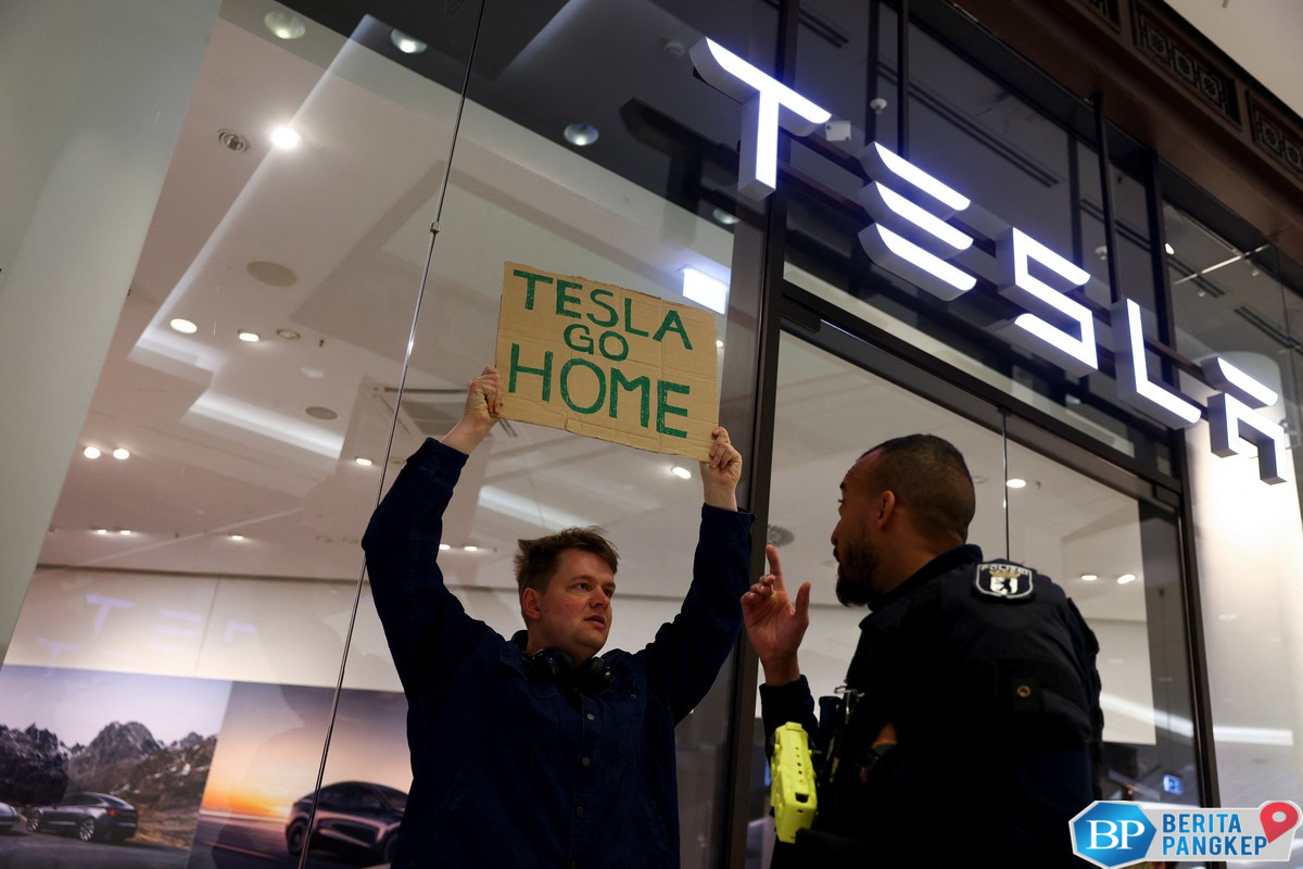 demo-tolak-kiamat-driver-online-pemerintah-gagalkan-peluncuran-tesla