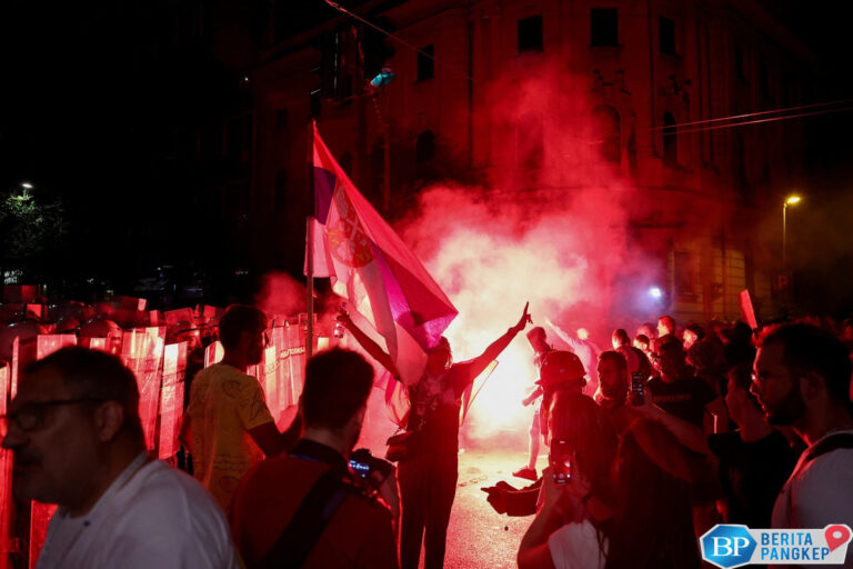 demo-tuntut-presiden-mundur-menggila-pecah-perang-mahasiswa-polisi