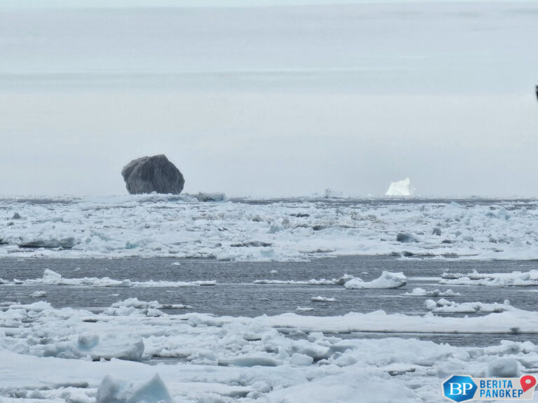 gunung-es-hitam-bikin-heboh-teori-ahli-bikin-takjub