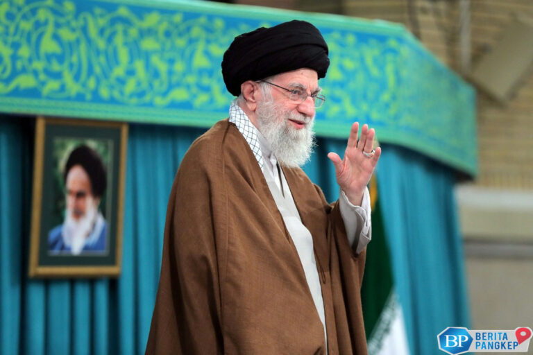 khamenei-beri-kejutan-ke-israel-iran-tembak-rudal-hipersonik-fattah
