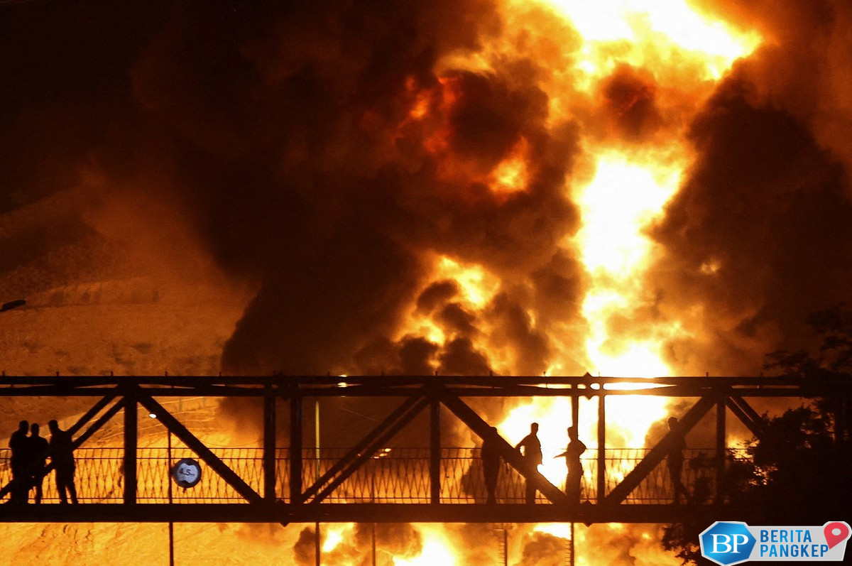 makin-panas-iran-diserang-gedung-pertahanan-dan-kilang-terbakar