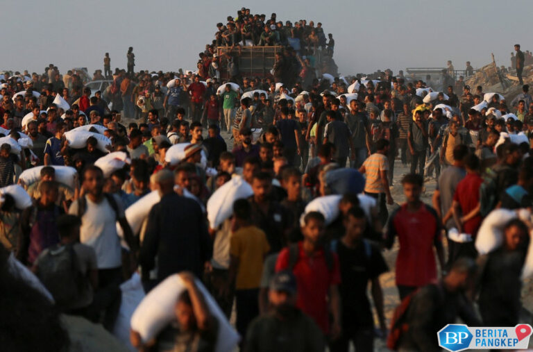 menyemut-potret-warga-palestina-serbu-bantuan-di-gaza-utara