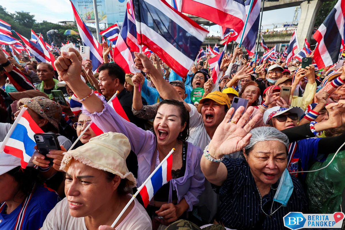 pembicaraan-telepon-bocor-pm-thailand-bikin-warga-ngamuk