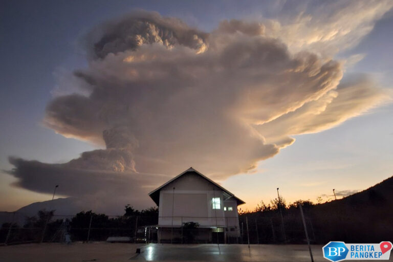 penampakan-terbaru-letusan-gunung-lewotobi-abu-tembus-ke-langit